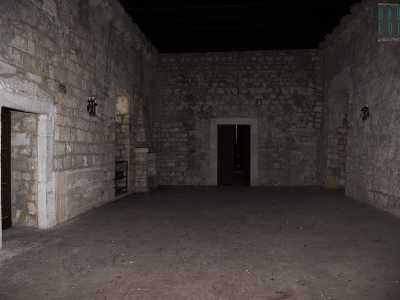 Pi� avanti, superato un grande salone probabilmente utilizzato in passato per le feste...